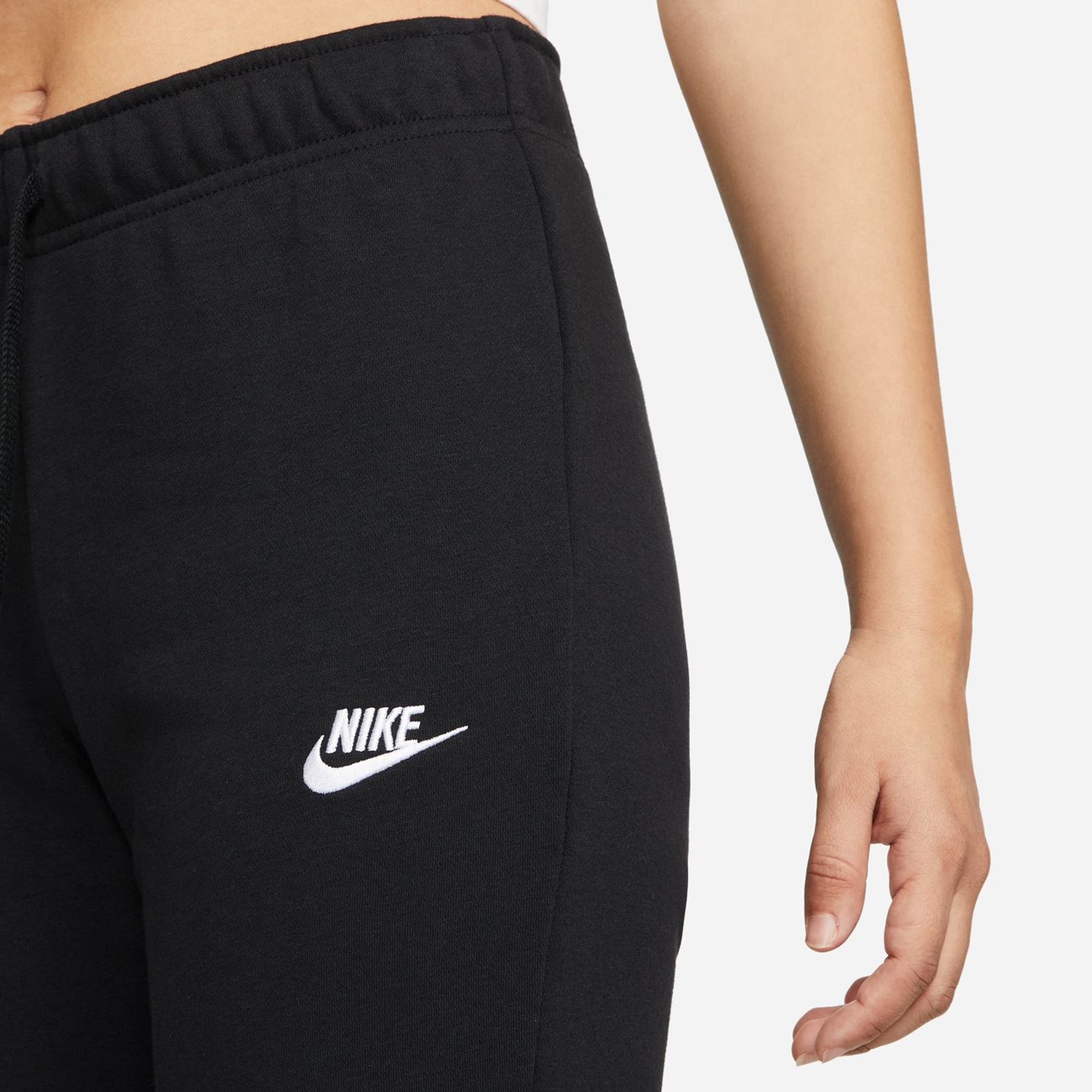 NIKE Pantaloni sport Nike Sportswear Club Slim Fit < | INTERSPORT